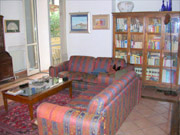 Salotto con divano e libreria del Bed and Breakfast San Pietro a Roma