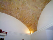 Dettaglio del soffitto con mattoni a vista