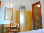 Amalfi Zimmer: Tisch mit Garderobe und Farb-TV im Schlafzimmer des Zimmers Ludovica Typ A in Amalfi