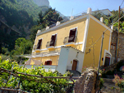 Suite a Positano: Facciata del Residence Ludovica a Positano dove  ubicata la Suite Romantica