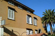 Residence a Sorrento: Facciata della nobile dimora dei Serra Capriola dove sono ubicati gli appartamenti del Residence Kalimera