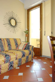 Wohnungen Florenz Italien: Wohnzimmer mit Bettsofa der Wohnung Bonciani in Florenz Italien