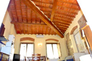 Firenze Abitazione: Salotto con tetto e travi in legno dell'Abitazione Giotto a Firenze