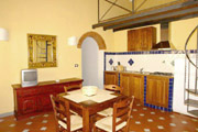 Florenz Urlaub Miete: Esszimmer mit Küche der Urlaubswohnung Benozzo in Florenz