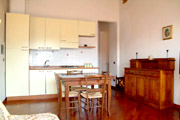 Accommodation in Florence: Kitchen with table of Donzella Accommodation in Florence